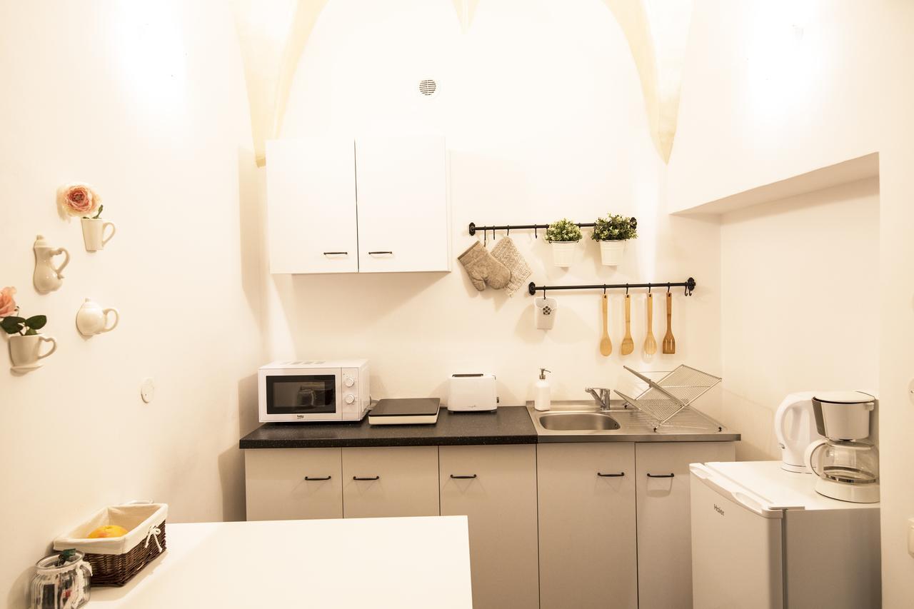 Apartment Gothic *